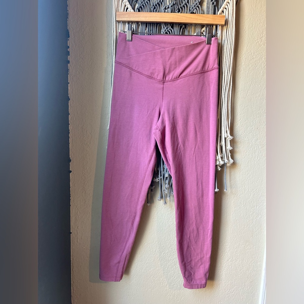 Old Navy Extra High Waist Crossover PowerChill Leggings